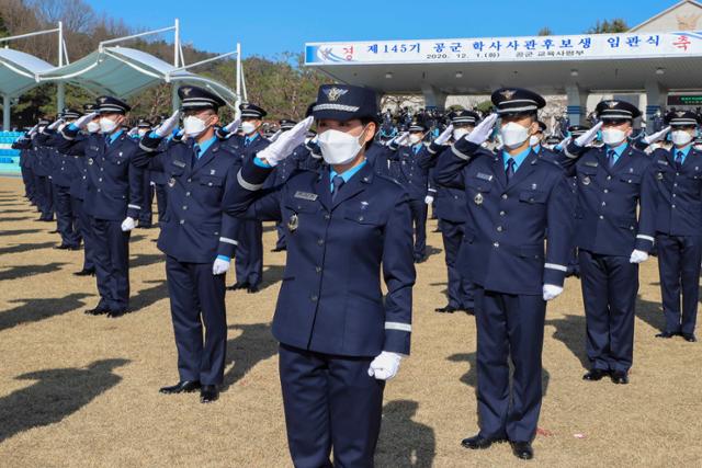 1일 공군 교육사령부에서 열린 제145기 공군 학사사관후보생 임관식에서 신임 장교들이 경례를 하고 있다. 공군 제공