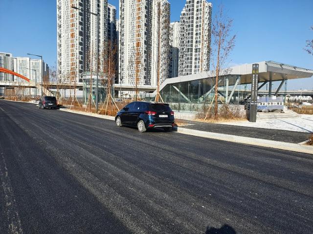 인천 도시철도 1호선 연장 2단계 구간의 송도달빛축제공원역 출입구 전경. 인천시 제공