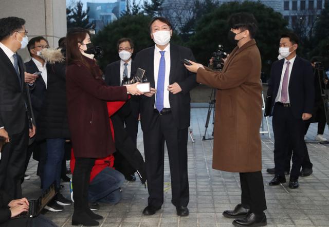 검찰총장 직무에 복귀한 윤석열(가운데) 검찰총장이 1일 오후 서울 서초구 대검찰청로 출근하면서 취재진에게 입장을 밝히고 있다. 뉴시스