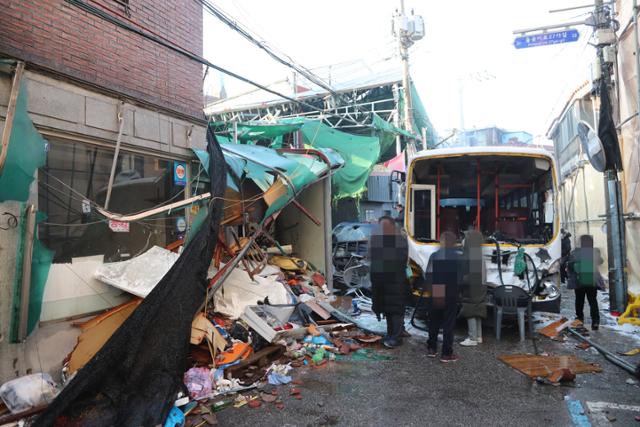 서울 성북구 장위동 사랑제일교회에 대한 명도 집행이 시작된 26일 오전 집행인력과 신도들의 충돌로 교회 인근에 주차된 차량이 파손돼 있다. 연합뉴스