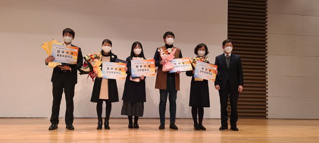 학교흡연예방사업 발표대회에서 입상한 학교 교사와 관계자들이 시상식을 마치고 기념촬영을 했다.