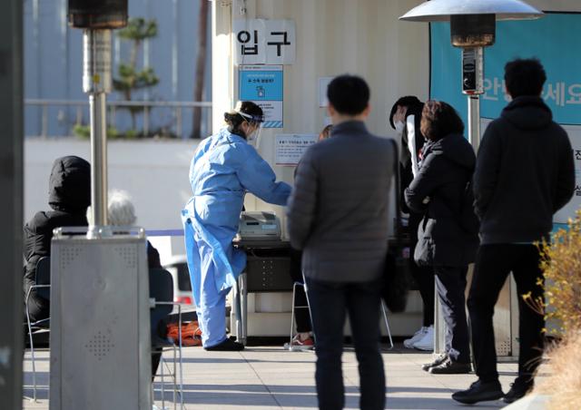 중랑구 서울의료원 선별진료소에서 시민들이 코로나 19 검사를 받기위해 대기하는 모습. 연합뉴스