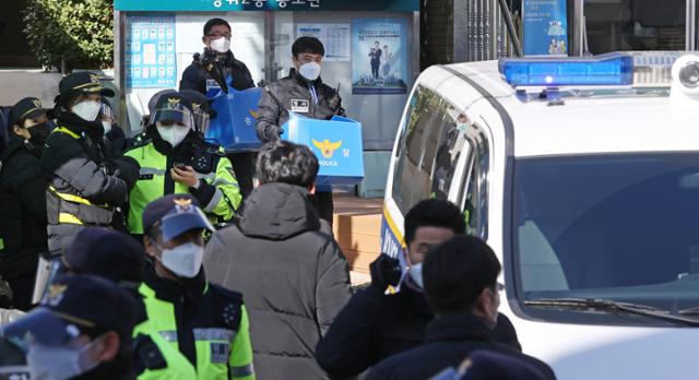 경찰이 지난달 서울 성북구 사랑제일교회 명도집행(강제철거) 시도 과정에서 벌어진 '화염병 투척' 등 불법행위 혐의 수사를 위해 1일 교회 압수수색을 실시한 뒤 물품을 싣고 현장을 나서고 있다. 뉴시스