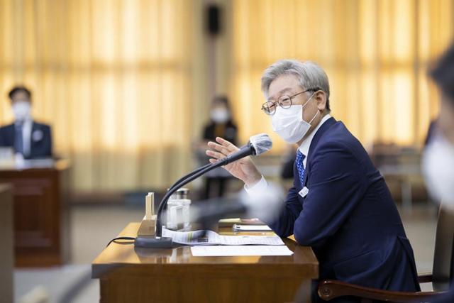 이재명 경기지사가 지난달 27일 오후 경기도청에서 열린 확대간부회의에서 주요현안 보고 및 토의를 진행하고 있다. 연합뉴스