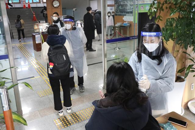 2021학년도 중등교사 임용후보자 선정 경쟁 1차 시험일인 지난달 21일 대구 달서구 한 고등학교에서 응시자들이 고사장 입실에 앞서 손소독과 발열체크를 받고 있다. 대구=뉴스1