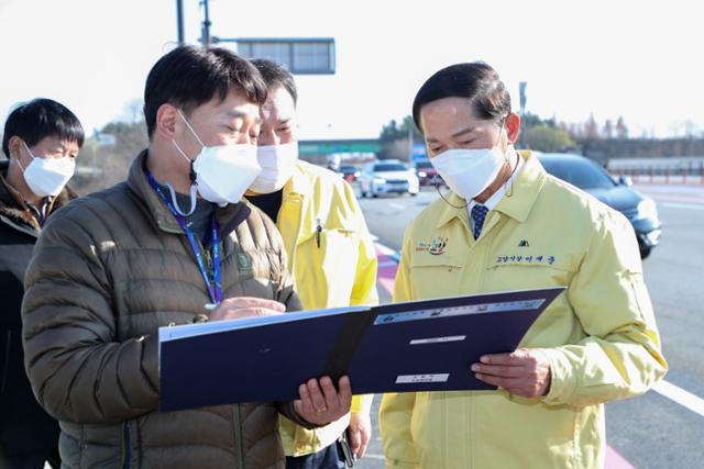 이재준(오른쪽) 고양시장의 일산 IC 교통정체 현장 점검. 고양시 제공