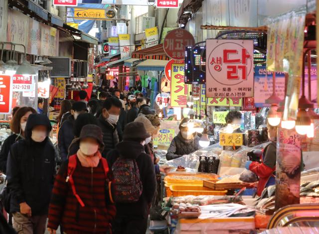 지난 11월 3일 오후 서울의 한 전통시장을 찾은 시민들이 장을 보고 있다. 코리아세일페스타 추진위원회가 주최하고 정부와 전국 17개 광역시·도가 지원하는 이번 행사는 이날부터 다음달 15일까지 2주간 온·오프라인에서 동시에 열린다. 뉴스1