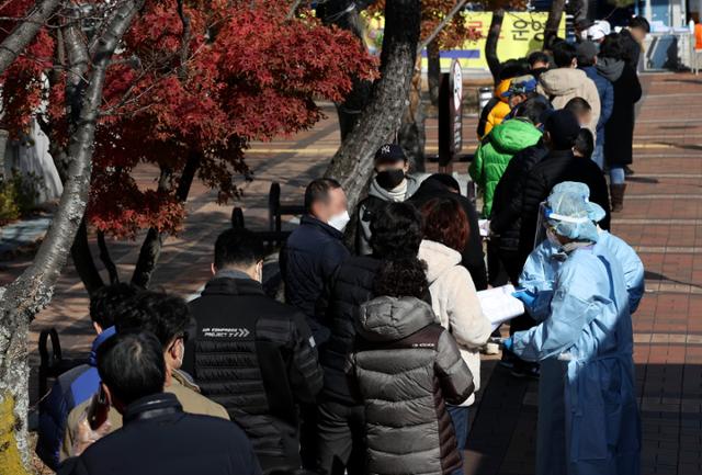 (울산=뉴스1) 울산 현대중공업 내 한 건물 샤워장 관리 협력업체 직원 1명이 신종 코로나바이러스 감염증(코로나19) 확진 판정을 받은 1일 울산 동구보건소에 마련된 선별진료소에서 현대중공업 직원과 협력업체 직원들이 코로나19 검사를 받기 위해 줄지어 서 있다.