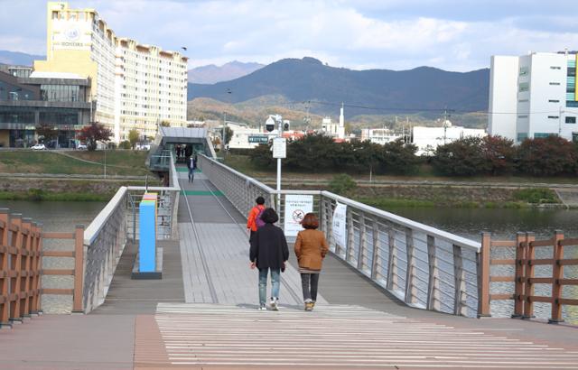 대구선공원 시민들이 아양기찻길에서 산책하고 있다. 정광진 기자