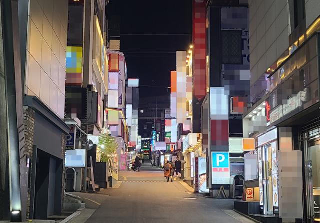 2021년 대학수학능력시험(수능)이 끝난 3일 오후 7시 서울 강남구 강남역 인근 번화가가 한산하다. 이유지 기자