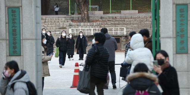 2021학년도 대학수학능력시험일인 3일 오후 서울 중구 이화여자외국어고등학교에서 수험생들이 시험을 마친 뒤 고사장을 나서고 있다. 연합뉴스