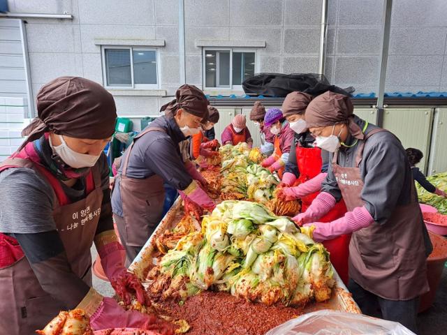 지난달 27일 오전 전남 화순군 이양면 한 마을에서 이양면 행정복지센터, 이양청풍농협, 각 사회단체 관계자들이 홀몸노인, 장애인 등 어려운 이웃을 위한 김장 김치를 만들고 있다. 연합뉴스