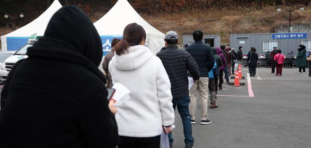 2일 강원 강릉시보건소 선별진료소에서 시민들이 코로나19 검사를 받기 위해 대기하고 있다. 연합뉴스