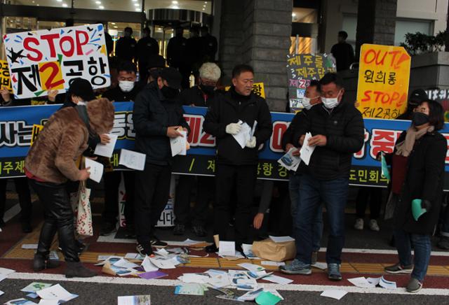 제주제2공항성산읍반대대책위원회와 제주제2공항강행저지비상도민회의가 지난달 27일 오후 제주도가 제2공항 건설과 관련해 관권 홍보를 하고 있다며 제주도청을 항의 방문한 가운데 시민단체 관계자들과 제주도가 제작한 제2공항 관련 홍보물을 찢고 있다. 뉴시스