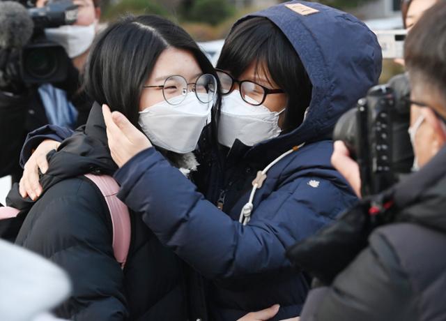 2021학년도 대학수학능력시험일인 3일 오전 서울 영등포구 여의도여자고등학교에서 한 수험생이 어머니의 응원을 받고 있다. 뉴스1