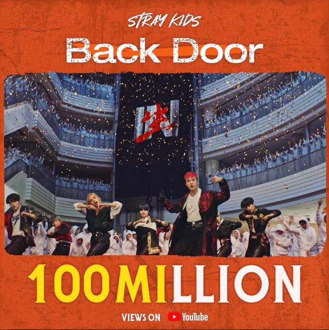 그룹 스트레이 키즈(Stray Kids)의 'Back Door'(백 도어) 뮤직비디오가 1억 뷰를 돌파했다. JYP엔터테인먼트 제공