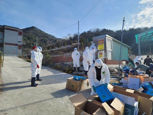 경북 상주시 축산과 직원들이 지난 2일 고병원성 조류인플루엔자가 발생한 공성면 농장 주변에서 방역활동을 벌이고 있다. 상주시 제공