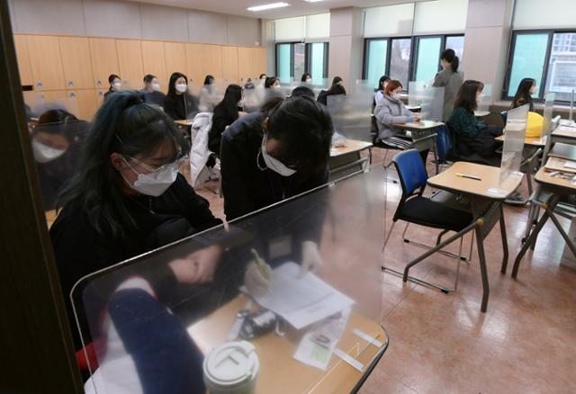 2021년도 대학수학능력시험일인 3일 서울 중구 이화여자외국어고등학교에서 시험실에 입실한 감독관이 수험생들의 좌석과 수험번호를 확인하고 있다. 사진공동취재단