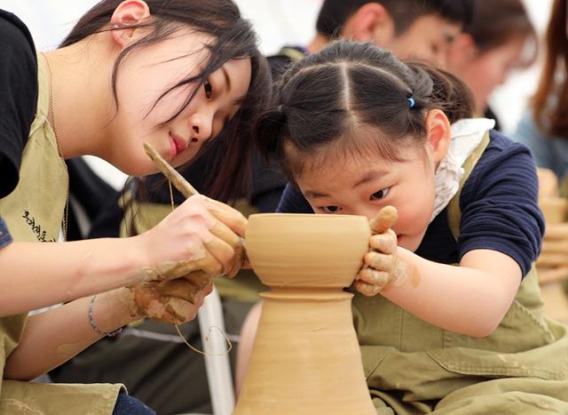 지난해 열린 문경전통찻사발축제에서 관광객이 도자기 제작 체험을 하고 있다. 문경시 제공