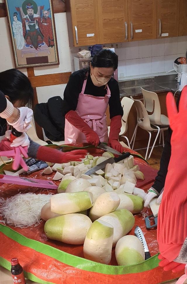 대구경서라이온스 회원들이 2일 김장을 하기 위해 무를 손질하고 있다. 대구경서라이온스 제공.