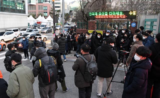 수능일인 3일 오전 서울 중구 이화외고 고사장 앞에 취재진만 가득하다. 이한호 기자