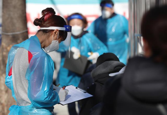 3일 오전 서울 중랑구청 선별진료소에서 시민들이 검사를 받기 위해 대기하고 있다. 연합뉴스