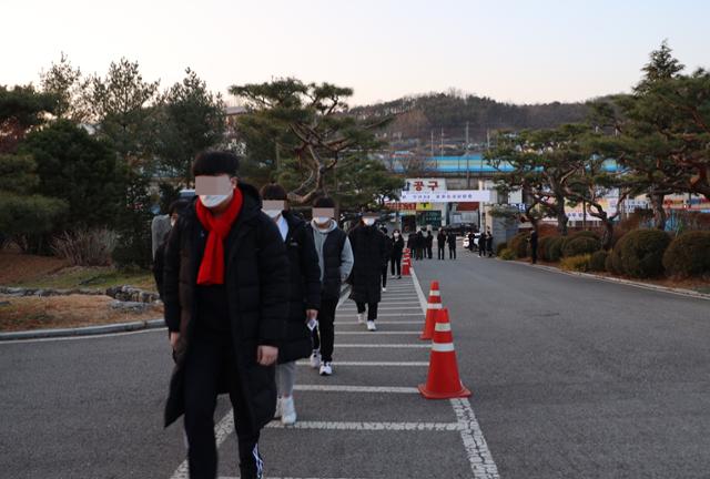 3일 수능시험이 치러지는 충남의 한 고교에 입실하는 학생들. 충남도교육청 제공