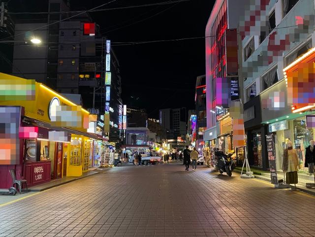 2021년 대학수학능력시험이 끝난 3일 오후 7시 서울 마포구 홍대입구역 인근 번화가가 한산하다. 우태경 기자