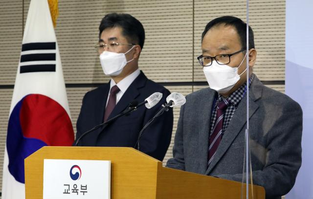 민찬홍(오른쪽) 수능 출제위원장이 3일 정부세종청사 교육부 브리핑실에서 2021학년도 대학수학능력시험 출제방향 브리핑을 하고 있다. 뉴스1