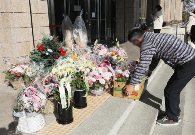 3일 경기 과천 법무부 청사에 추미애 법무장관을 응원하는 꽃이 놓여 있다. 법무부는 4일 윤석열 검찰총장의 거취를 결정할 징계위원회를 개최할 예정이다. 뉴스1