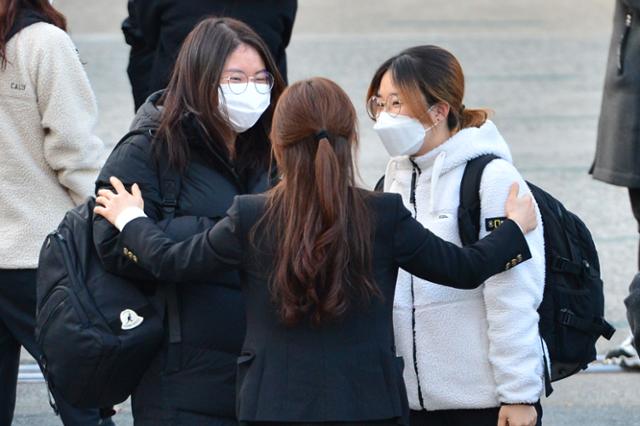 2021대학수학능력시험 수능일인 3일 오후 포항 유성여자고등학교에서 한 어머니가 시험을 마친 수험생 자녀와 친구를 반겨주고 있다. 포항=뉴스1