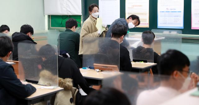 2021학년도 대학수학능력시험일인 3일 전북 전주시 전북대학교사범대학부설고등학교에서 수험생들이 시험을 준비하고 있다. 전북교육청 제공