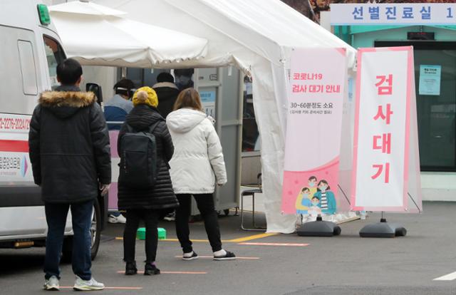 신종 코로나바이러스 감염증(코로나19) 추가 확진자수가 500명 대를 기록하며 확산세가 지속된 2일 오전 서울 중구 국립중앙의료원 선별진료소에서 시민들이 검사를 기다리고 있다. 뉴시스