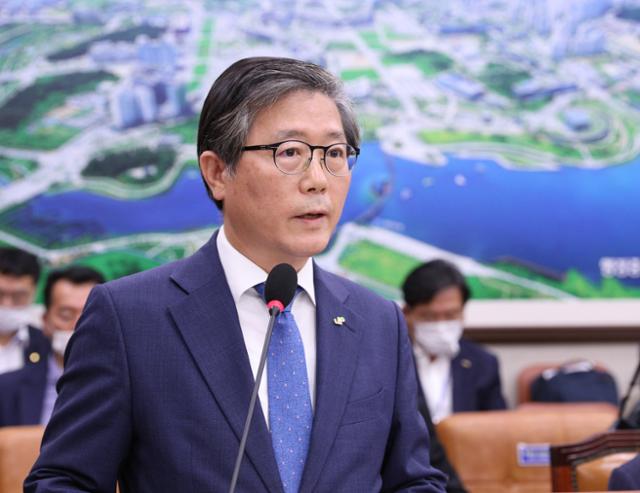 변창흠 한국토지주택공사(LH) 사장이 8월 3일 국회에서 열린 국토교통위원회 전체회의에서 업무보고를 하는 모습. 뉴스1