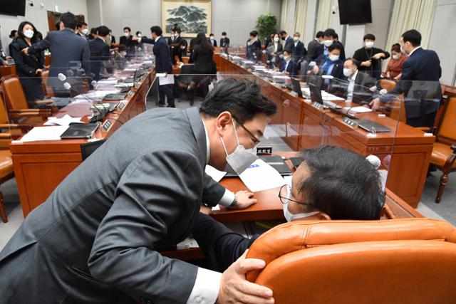 김태년(오른쪽) 국회 운영위원회 위원장과 김성원 국민의힘 간사가 4일 국회에서 열린 운영위 전체회의를 마친 후 대화하고 있다. 뉴스1