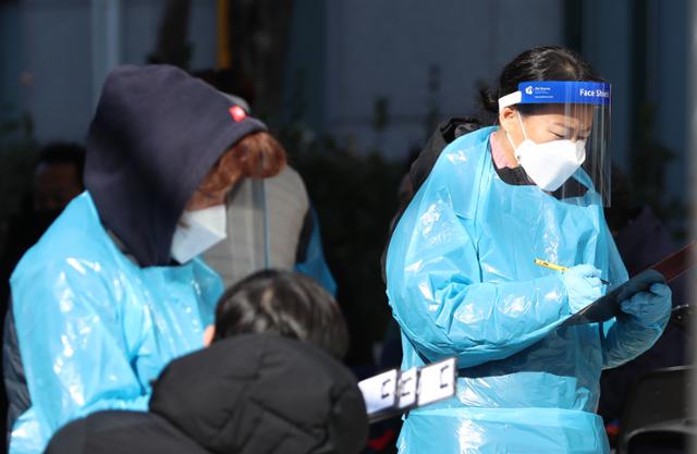 3일 서울 중랑구청 선별진료소에서 의료진이 검사 업무를 보고 있다. 뉴시스