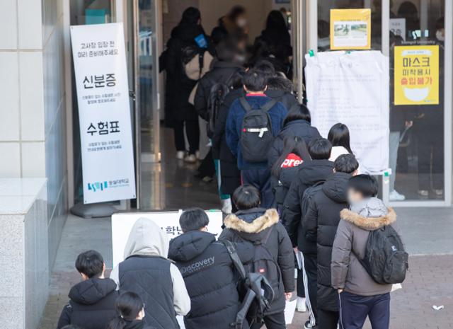 4일 서울 동작구 숭실대에서 열린 2021학년도 논술고사에 참석한 수험생들이 줄 서서 발열 확인을 받고 있다. 뉴스1