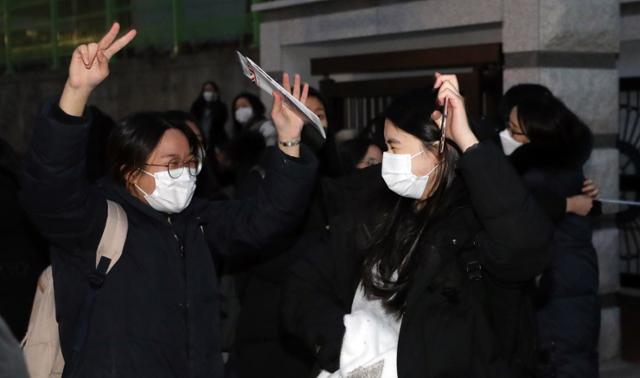 2021학년도 대학수학능력시험일인 3일 오후 서울 강남구 개포고에서 수험생들이 고사장을 나서며 기뻐하고 있다. 뉴스1