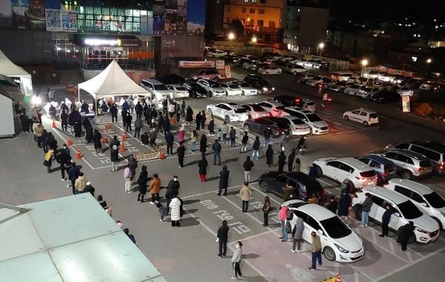 지난달 28일 충북 제천에서 김장모임발 신종 코로나바이러스 감염증(코로나19)이 확산하자 선별진료소에 야간까지 진단검사를 받으려는 시민들이 몰리고 있다. 연합뉴스