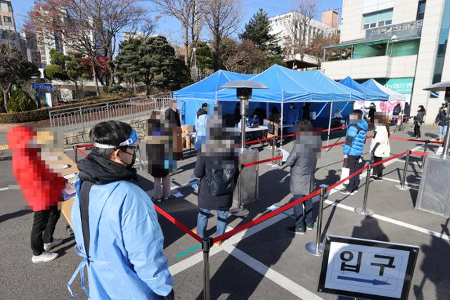 3일 열린 2021학년도 대학수학능력시험 감독관을 맡았던 교사들이 4일 오전 서울시교육청 주차장에서 코로나 검사를 받기 위해 줄지어 서 있다. 연합뉴스