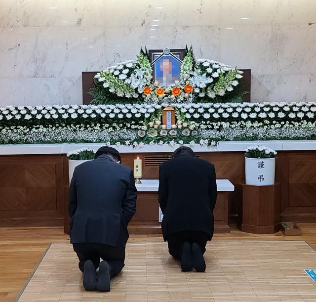 이낙연 더불어민주당 대표가 4일 '옵티머스 의혹'으로 검찰수사 중 사망한 더불어민주당 대표실 부실장 이 모씨의 빈소가 마련된 서울 강남성모병원 장례식장을 찾아 조문하고 있다. 더불어민주당 제공