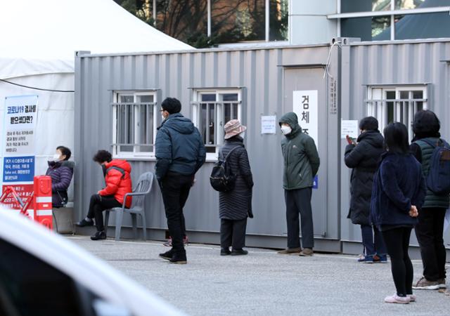 신종 코로나바이러스 감염증(코로나19) 신규 확진자가 600명대로 치솟은 지난 4일 오후 인천 부평구보건소 선별진료소에서 시민들이 검사를 받기 위해 기다리고 있다. 뉴시스