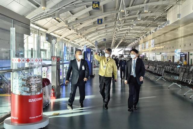 지난 2일 입국 재개에 대비해 김해공항 국제선청사를 점검하는 변성완(사진 가운데) 부산시장 권한대행.