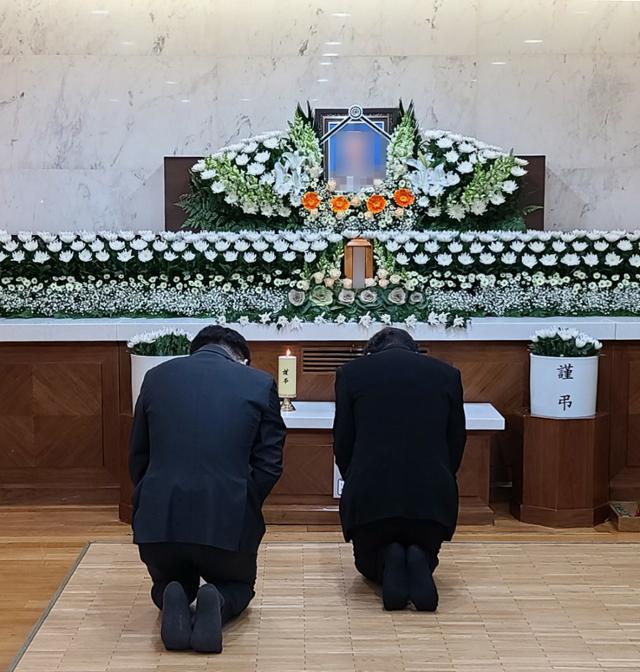 이낙연(오른쪽) 더불어민주당 대표가 4일 서울 서초구 한 병원 장례식장에 마련된 고 이경호 대표실 부실장 빈소를 찾아 조문하고 있다. 연합뉴스