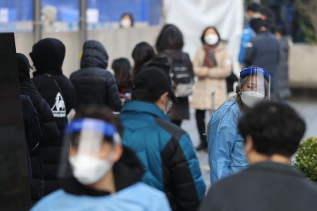 신종 코로나바이러스 감염증(코로나19) 신규 확진자가 이틀째 600명대를 기록한 7일 오전 서울 동작구 보건소에 마련된 선별진료소 앞에 검사 대기자들이 줄을 서 있다. 연합뉴스