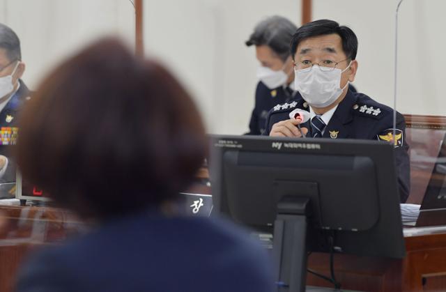 장하연 서울지방경찰청장이 15일 오후 종로구 서울지방경찰청에서 열린 국회 행정안전위원회의 서울지방경찰청에 대한 국정감사에서 의원들 질의에 답하고 있다. 연합뉴스