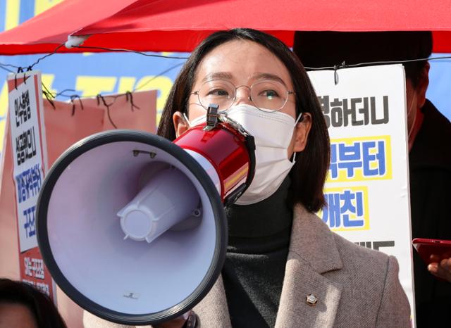 차별금지법을 발의한 장혜영 정의당 의원이 지난달 5일 서울 여의도 국회 앞에서 조계종 사회노동위원회와 차별금지법 제정연대가 연 차별금지법 제정 촉구 기도행진 기자회견에 참석해 발언하고 있다. 오대근 기자