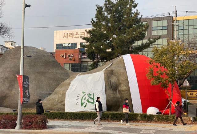 대구 달서구 진천동 선사시대 조형물에 마스크와 산타모자가 씌워졌다. 달서구는 25일 성탄절을 맞아 '마스크 쓰Go, 성탄 조용히 보내Go, 내년을 기대하Go' 캠페인을 진행한다. 달서구 제공