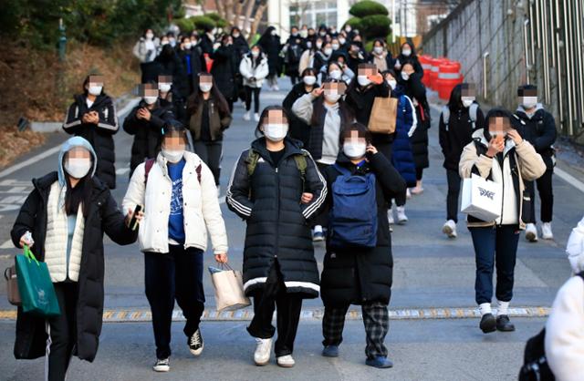 지난 3일 오후, 광주시 남구 봉선동 동아여자고등학교 시험장에서 2021년도 대학수학능력시험(수능)을 친 수험생들이 귀가하고 있다. 연합뉴스