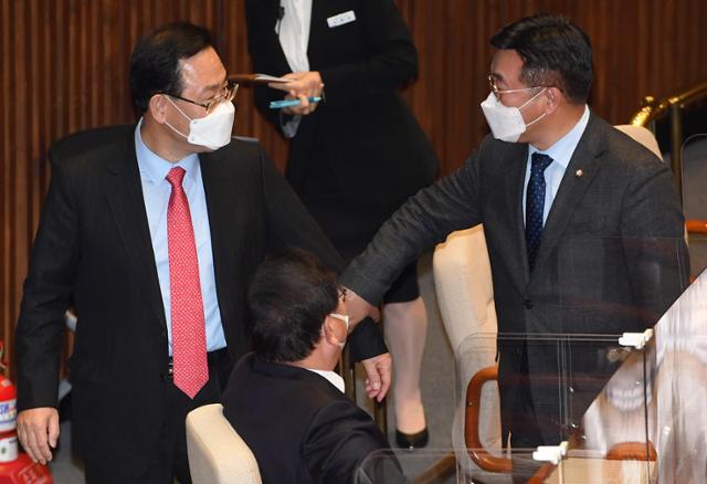 윤호중(오른쪽) 국회 법제사법위원장이 1일 국회 본회의장에서 주호영(왼쪽) 국민의힘 원내대표를 붙잡고 대화하고 있다. 가운데는 김태년 더불어민주당 원내대표. 뉴스1